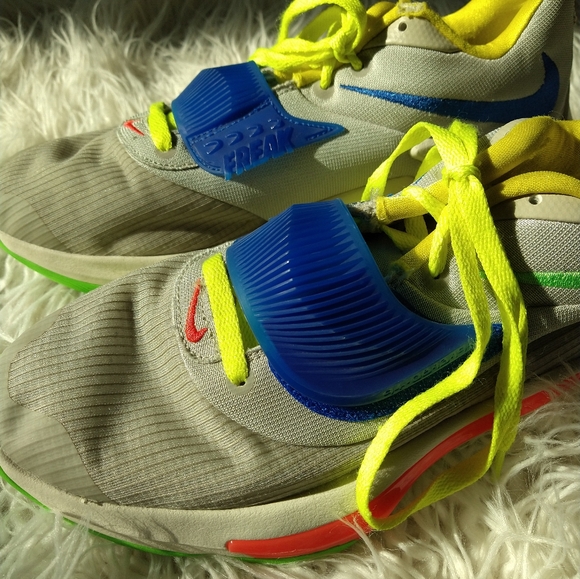 Nike Men's Zoom Freak 3 Light Athletic Sneaker - Picture 9 of 10